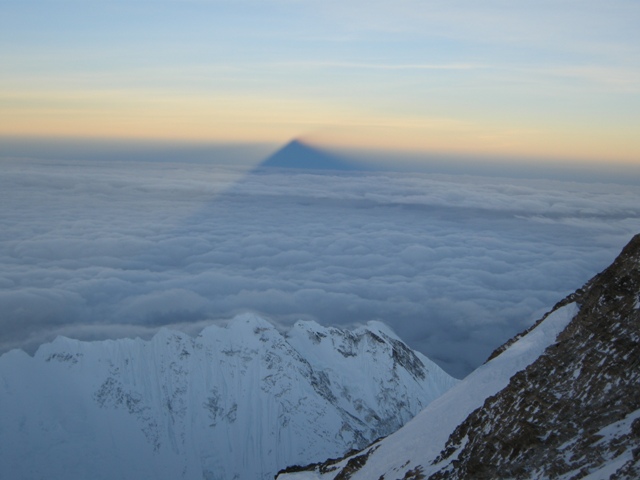 everest-casts-its-shadoow-sortly-after-dawn-from-just-below-the-south-summit-21-may